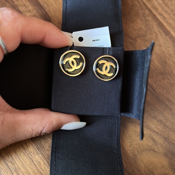 Chanel - Picture 3 of 4